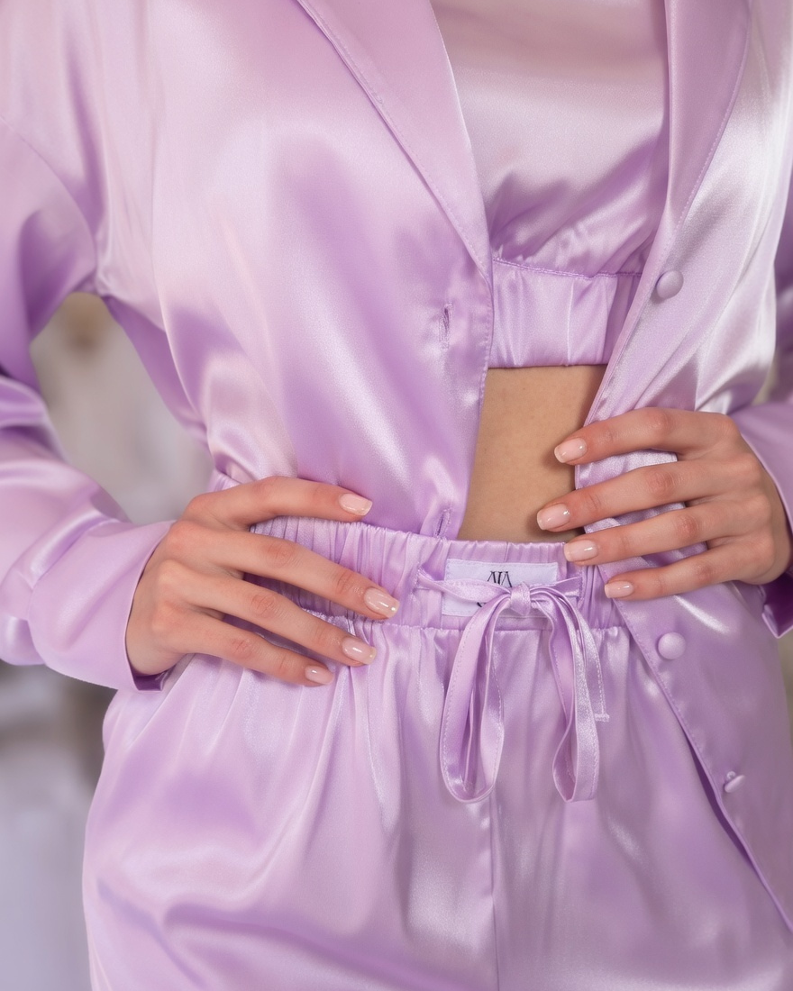 Person wearing a light purple satin pyjamas